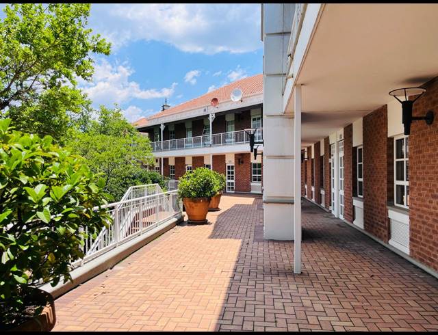 1,897M² OFFICE FOR SALE IN FOURWAYS